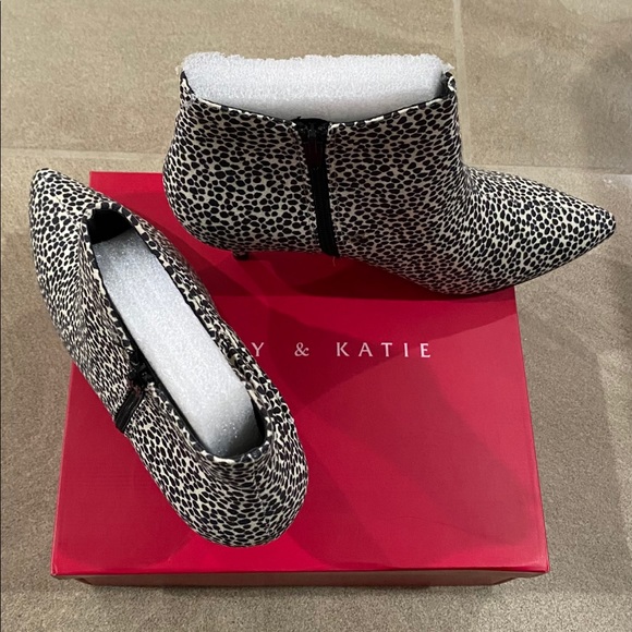 NWOT - Kelly & Katie Arina Ankle Bootie - Picture 2 of 6